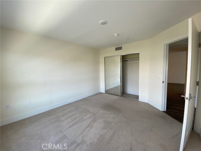 Building Photo - 5026 Rosewood Ave