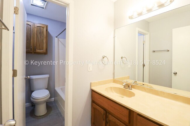 Building Photo - 3 Bedroom Gem in Union Schools! Available for Immediate Move In!