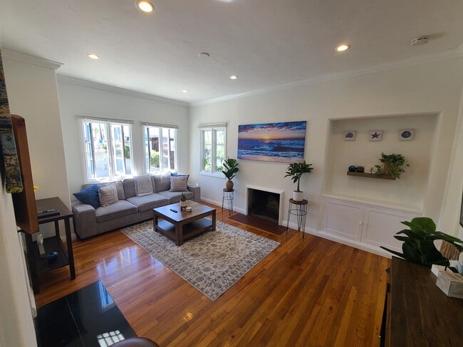 Building Photo - Charming 2 Bed 1 bath "fully furnished mon...