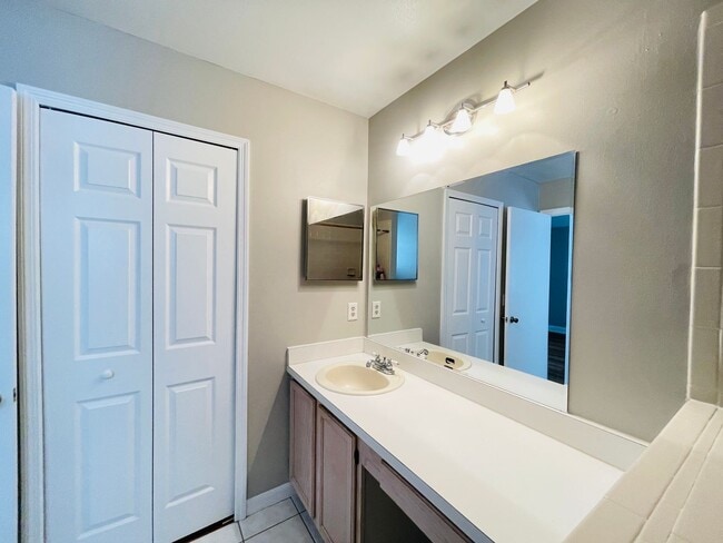 Building Photo - AMAZING HOME 3/2.5 on quiet cul-de-sac in East Orlando