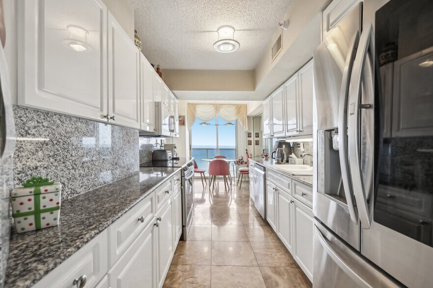 Building Photo - 16711 Collins Ave