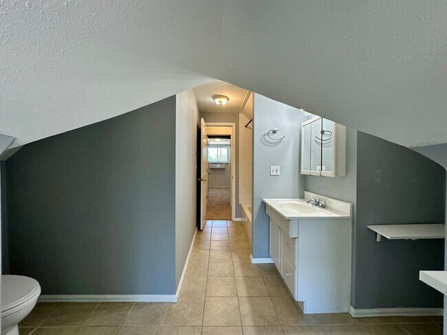 Building Photo - 3 Bedroom 2 Full Bath Renovated Single Fam...