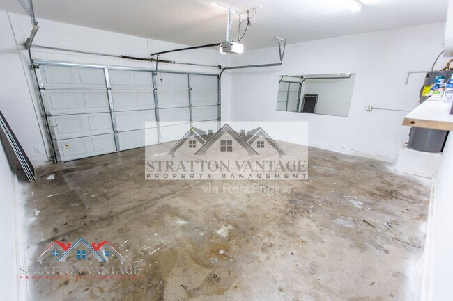 Building Photo - 1131 E Ferrara St