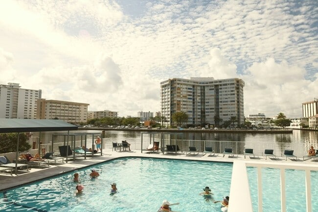 Building Photo - 1833 S Ocean Dr