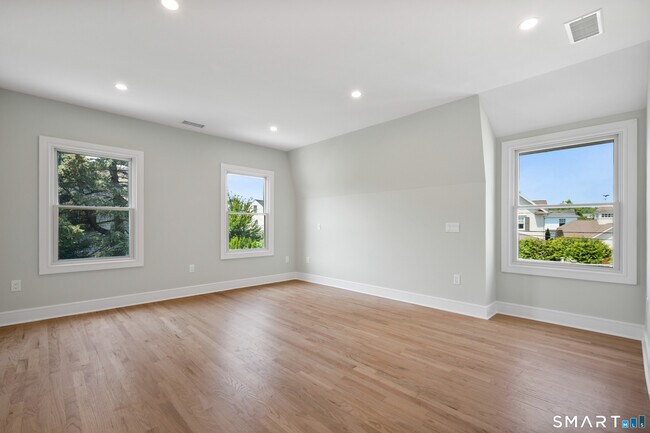 Building Photo - 115 E Elm St