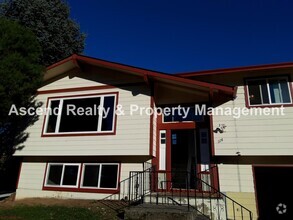 Building Photo - Updated 4 Bed on Cul de Sac, Fenced Yard, ...