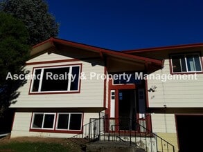 Building Photo - Available NOW & Price Drop! 4 Bed, Fenced Yard, Quick Access to Schools, Outlet Mall, Troutdale S...