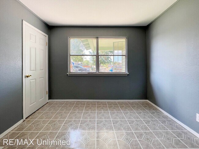 Building Photo - 3 br, 1 bath House - 915 Sams Dr