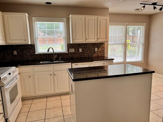 Building Photo - 3004 Southhampton Dr