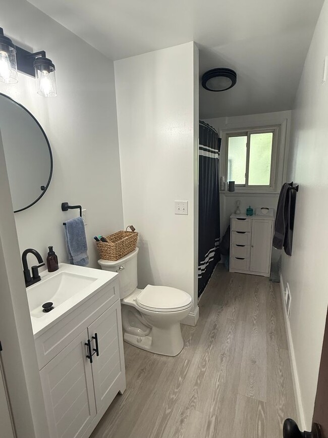 Building Photo - Three Bedroom / 1.5 Bathroom House AVAILAB...