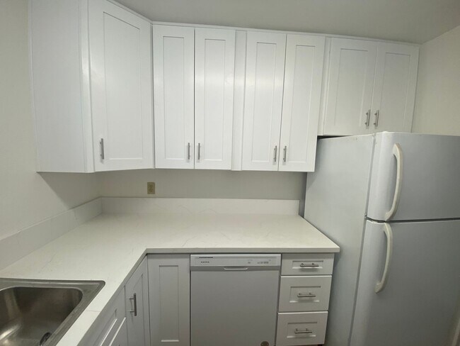 Building Photo - Remodeled 2 Bedroom Apartment - La Tierra Garden Apartements