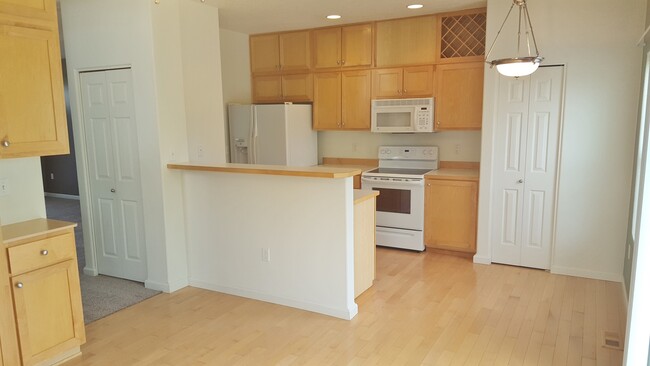 Building Photo - 3br/2.5ba Townhome with 2-car garage and b...