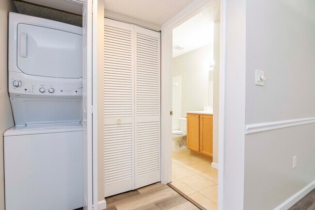 Building Photo - Lake Front - 2nd Floor - Upgraded- 1 Bedroom 1 Bathroom for Rent in Brandon, FL