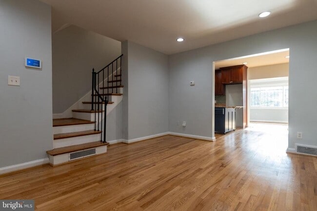 Building Photo - 306 35th St NE