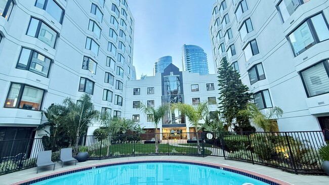 Building Photo - Bright 1BR/1BA w/ City Views, Amenities and just Steps to Embarcadero -AMSI