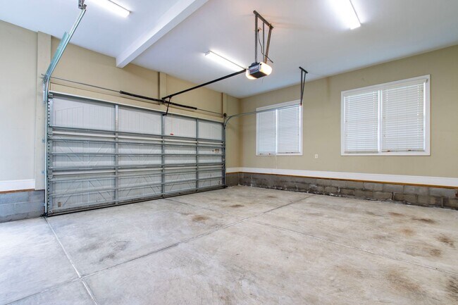 Building Photo - Elegant 5-Bedroom Residence with Luxurious...