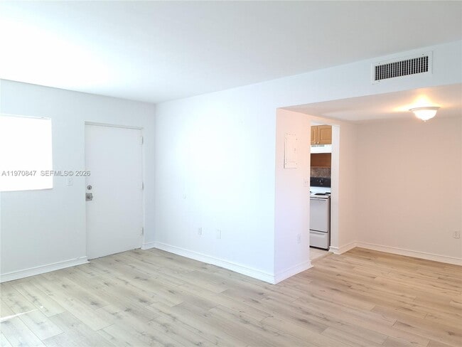 Building Photo - 2011 Bay Dr