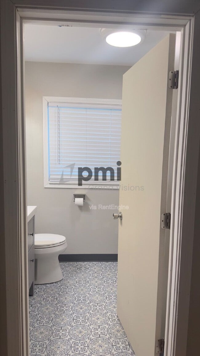 Building Photo - 1528 Division St