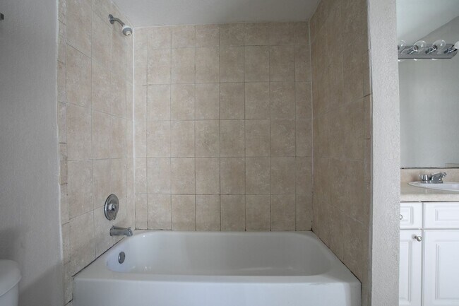Building Photo - Venetian Place - 1428