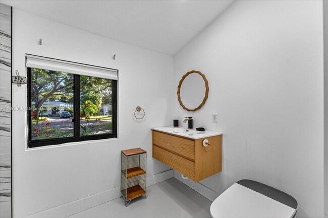 Building Photo - 125 NE 107th St