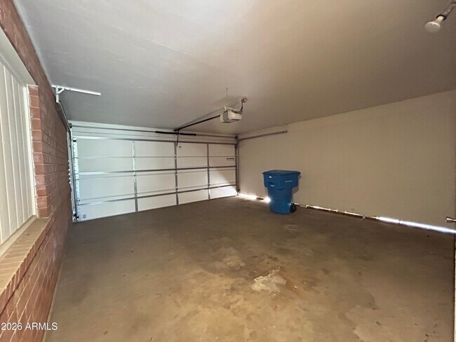 Building Photo - 3122 E Montecito Ave