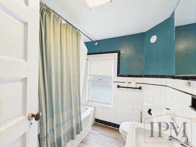 Building Photo - Available Now Beautiful 4 Bedroom Home with Garage, Central Air & Large Yard in York City.