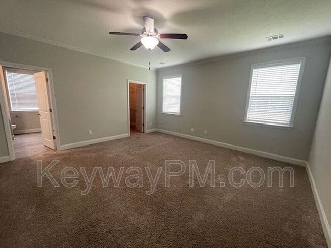 Building Photo - 728 Tree Top Trl