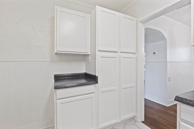 Building Photo - 1304 S Oswego Ave