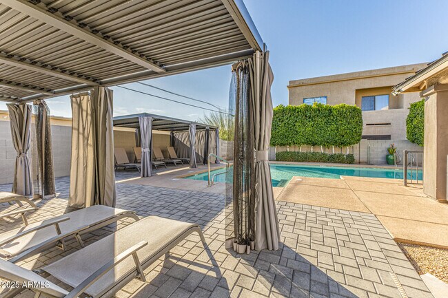 Building Photo - 2315 E Pinchot Ave