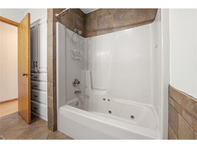 Building Photo - 1008 3rd St NE