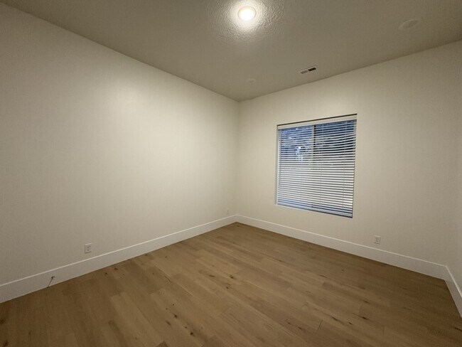 Building Photo - 68 W 4750 N