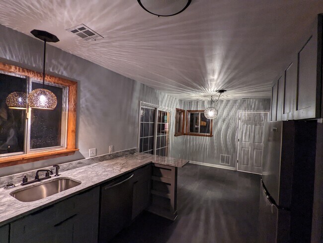 Building Photo - 2008 E Huntsville Rd