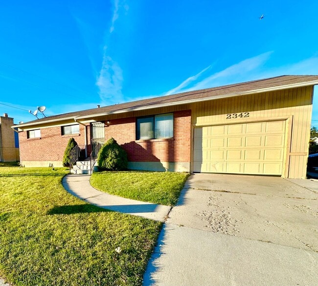 Building Photo - Remodeled 4 Bd Home with 23'x35' Heated Wo...