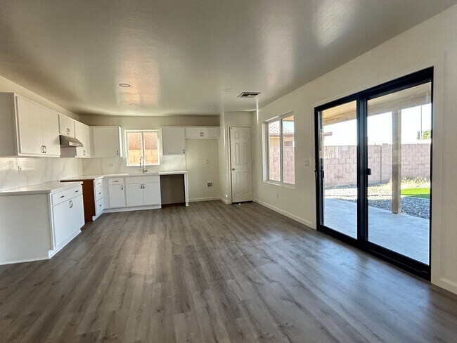 Building Photo - Stunning 4 Bedroom Remodel in Harbor Shores