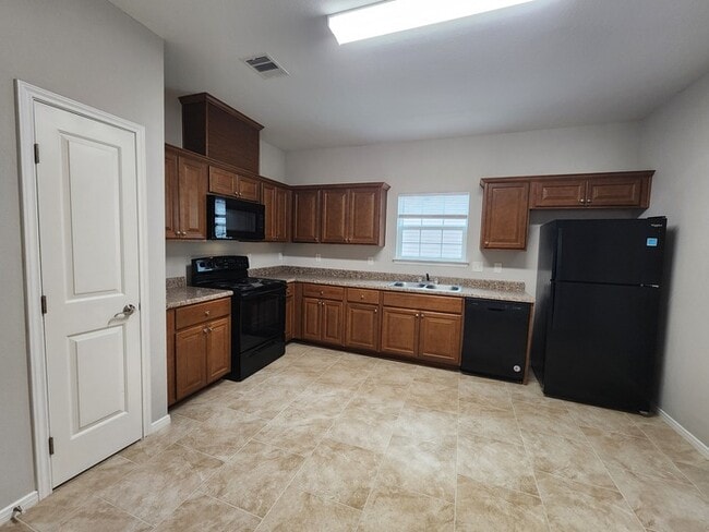 Building Photo - 4/2/2 Townhome