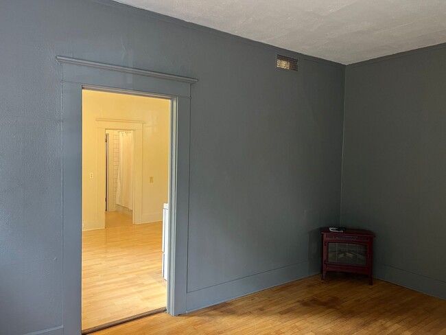 Building Photo - Beautifully updated 1 bedroom 1 bathroom d...