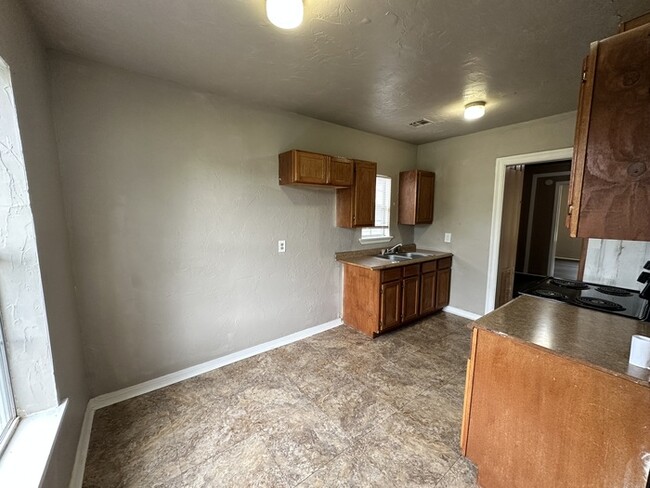 Building Photo - 2bed/2bath Home Available in OKC!