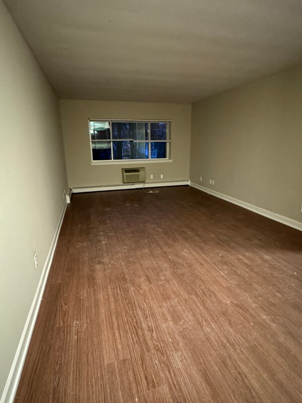 Building Photo - 2260 N Summit Ave