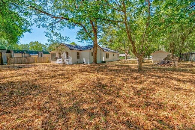 Building Photo - 104 N Pecan St