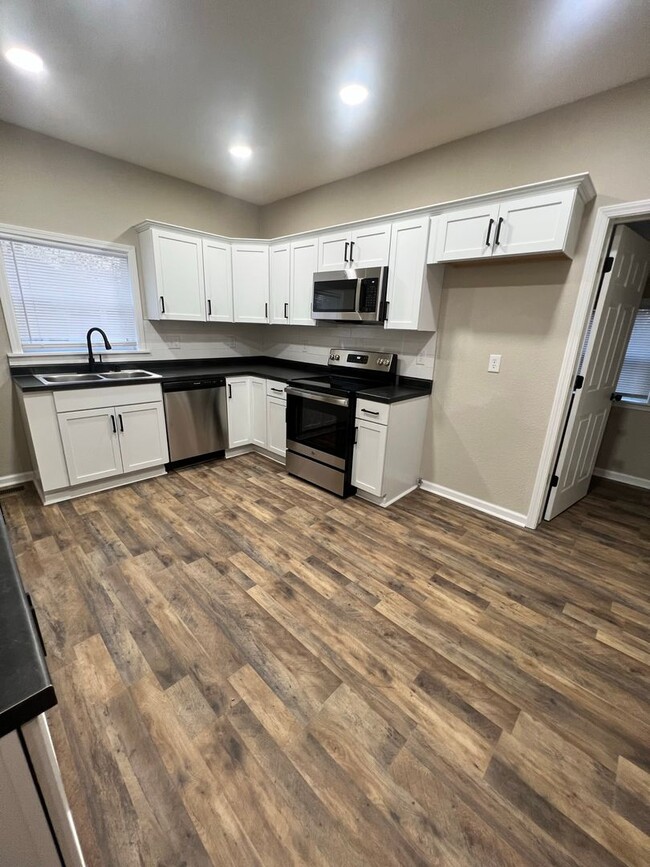 Building Photo - 3 Bed 2 Bath