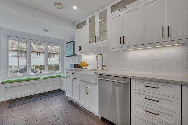 Building Photo - 42 Tanglewylde Ave