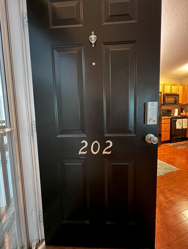 Building Photo - Short Term Rental Now Available!!