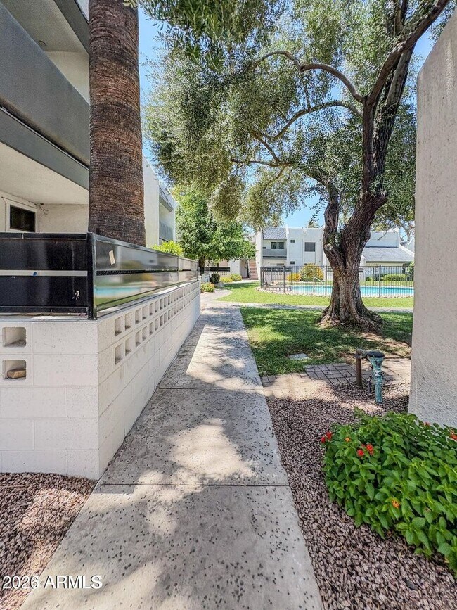 Building Photo - Remodeled 1 Bedroom 1 Bath Central Phoenix Apartment with Private Backyard