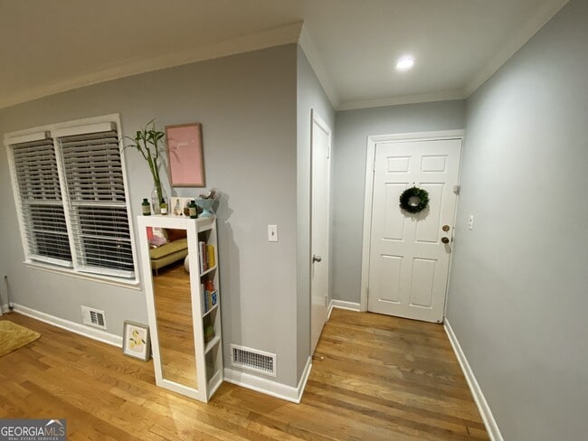 Building Photo - 825 Marstevan Dr NE