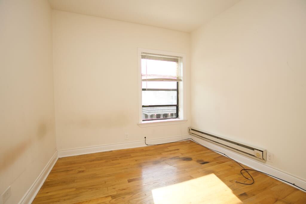 Building Photo - 830 W Waveland Ave