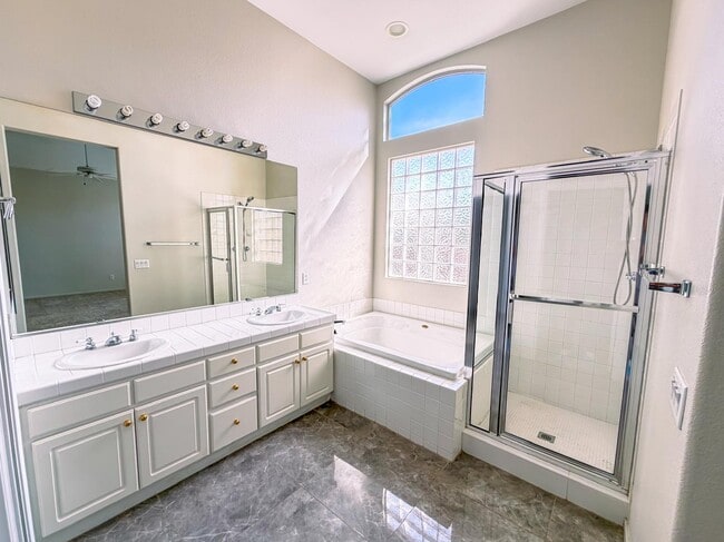 Building Photo - 8043 Shadowvale Dr