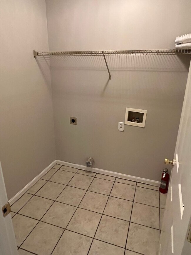 Building Photo - Great 3 Bed, 2.5 Bath house in University ...