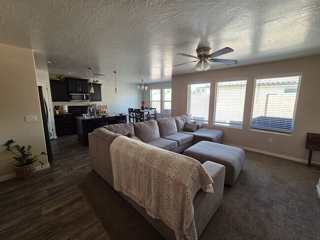Building Photo - Desert Canyon Living - 3 Br/2Ba with 2 Car...