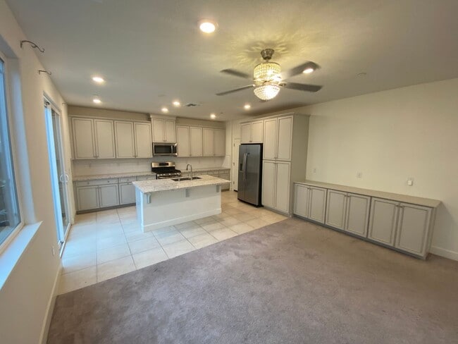 Building Photo - Gorgeous 3 bedroom 2.5 bath home in Northlake community