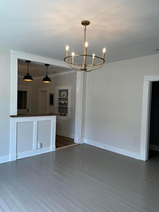 Building Photo - 145 Live Oak Ave W
